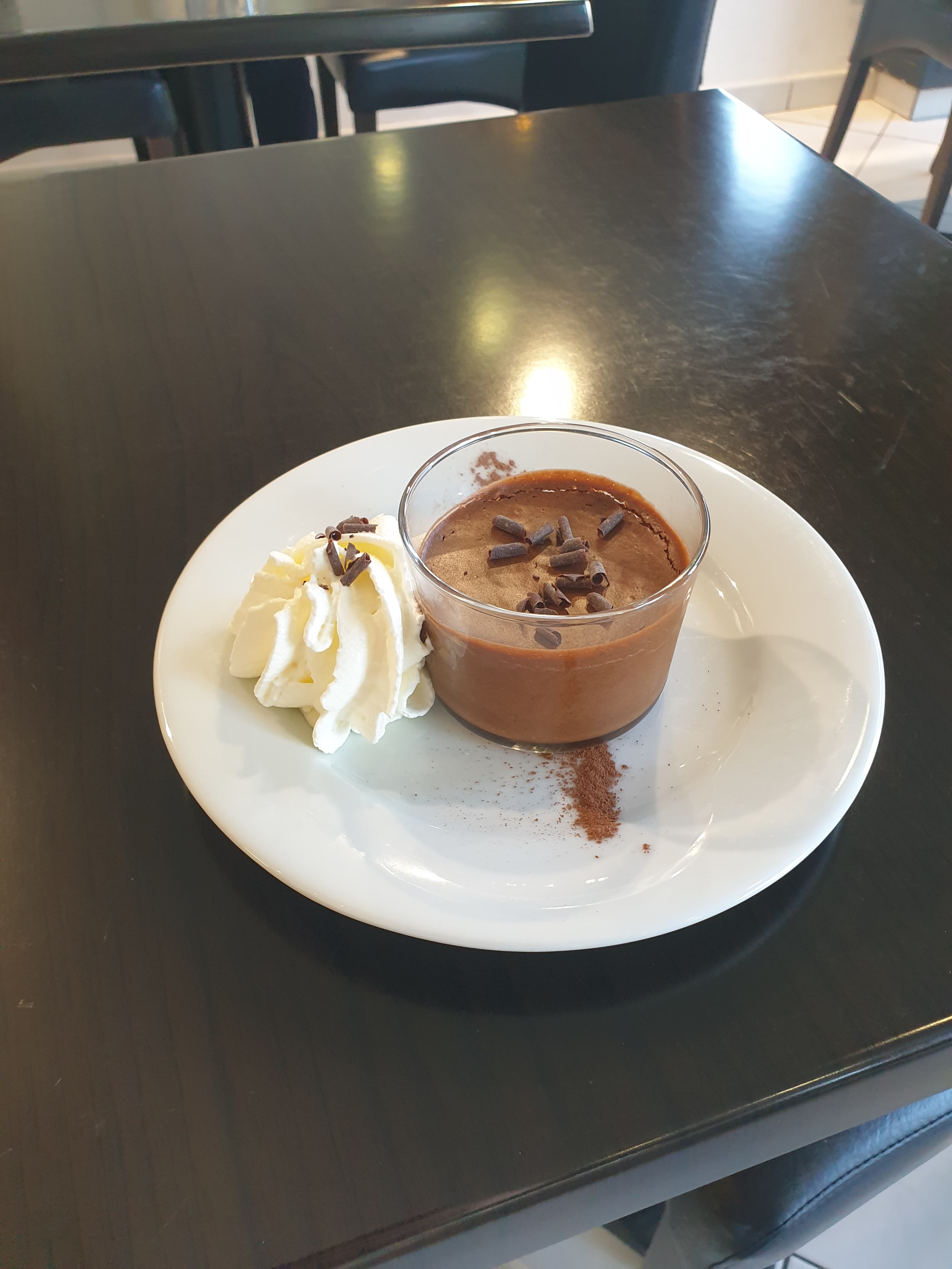 Assiette de dessert gourmand servie à La Toscane Ouistreham