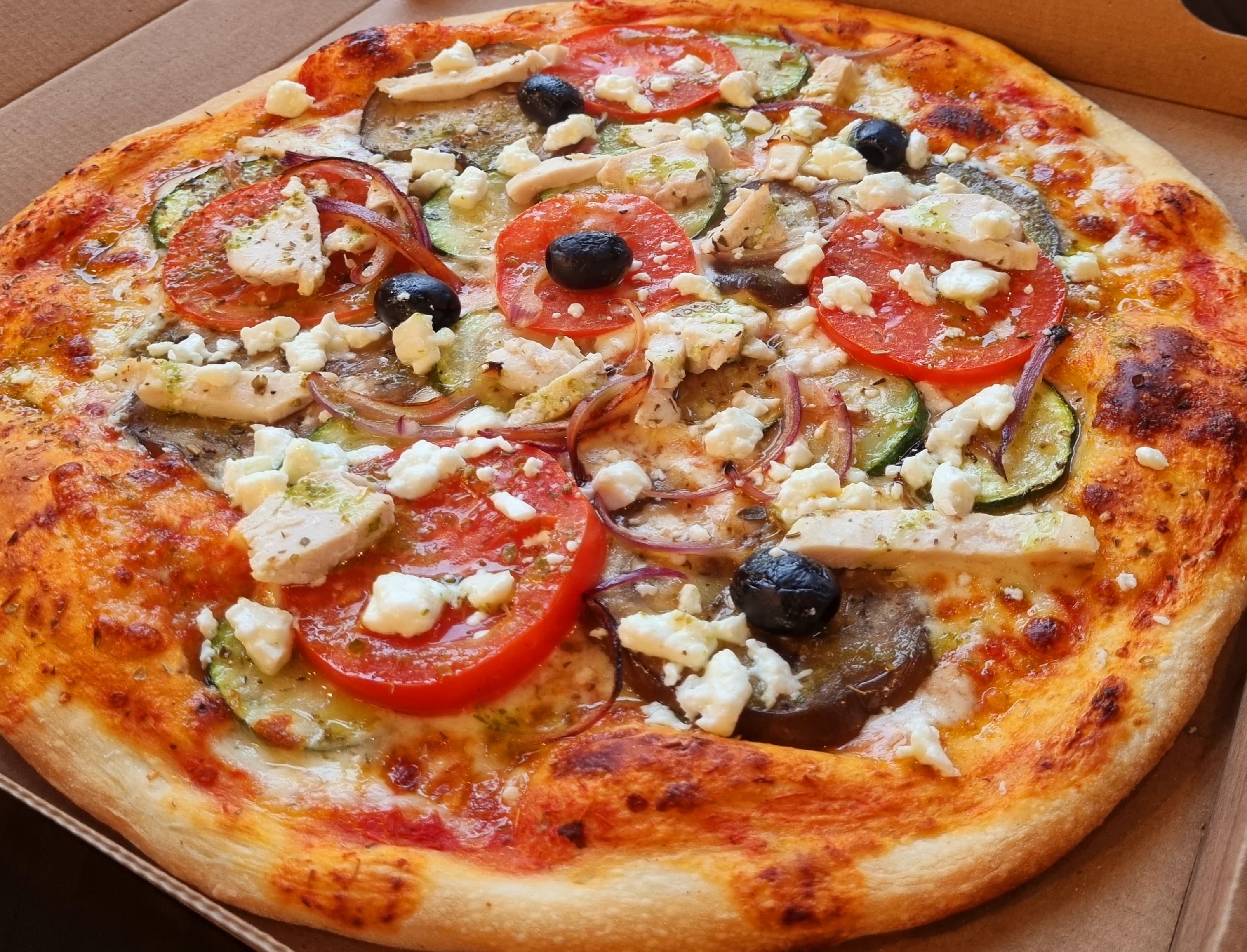 Pizza généreuse de La Toscane préparée avec mozzarella et ingrédients frais
