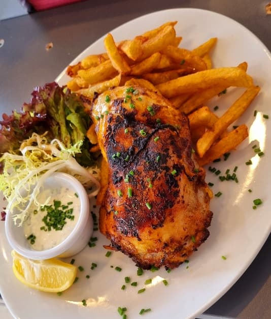 Assiette fraîche et généreuse de La Toscane au cœur de Ouistreham