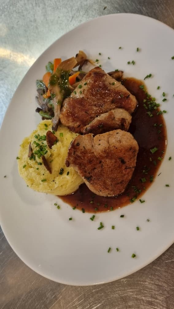 Assiette maison servie au restaurant La Toscane près du port de Ouistreham