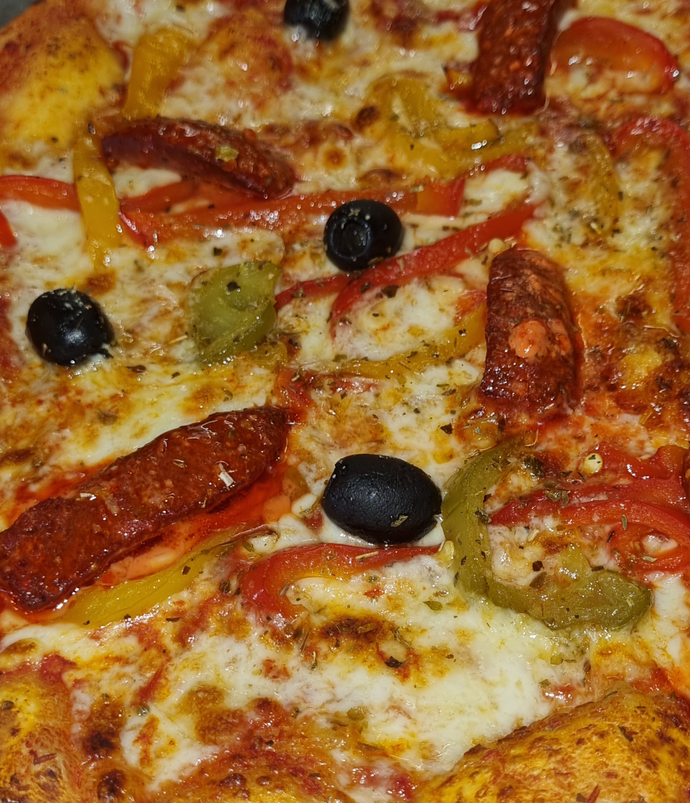 Pizza de saison préparée à La Toscane avec produits frais